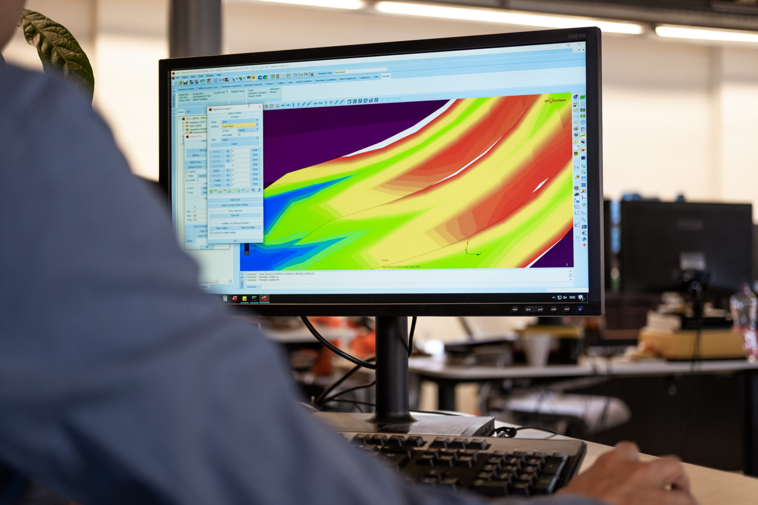 FEM-simulatie warmtekaart op computerbeeldscherm